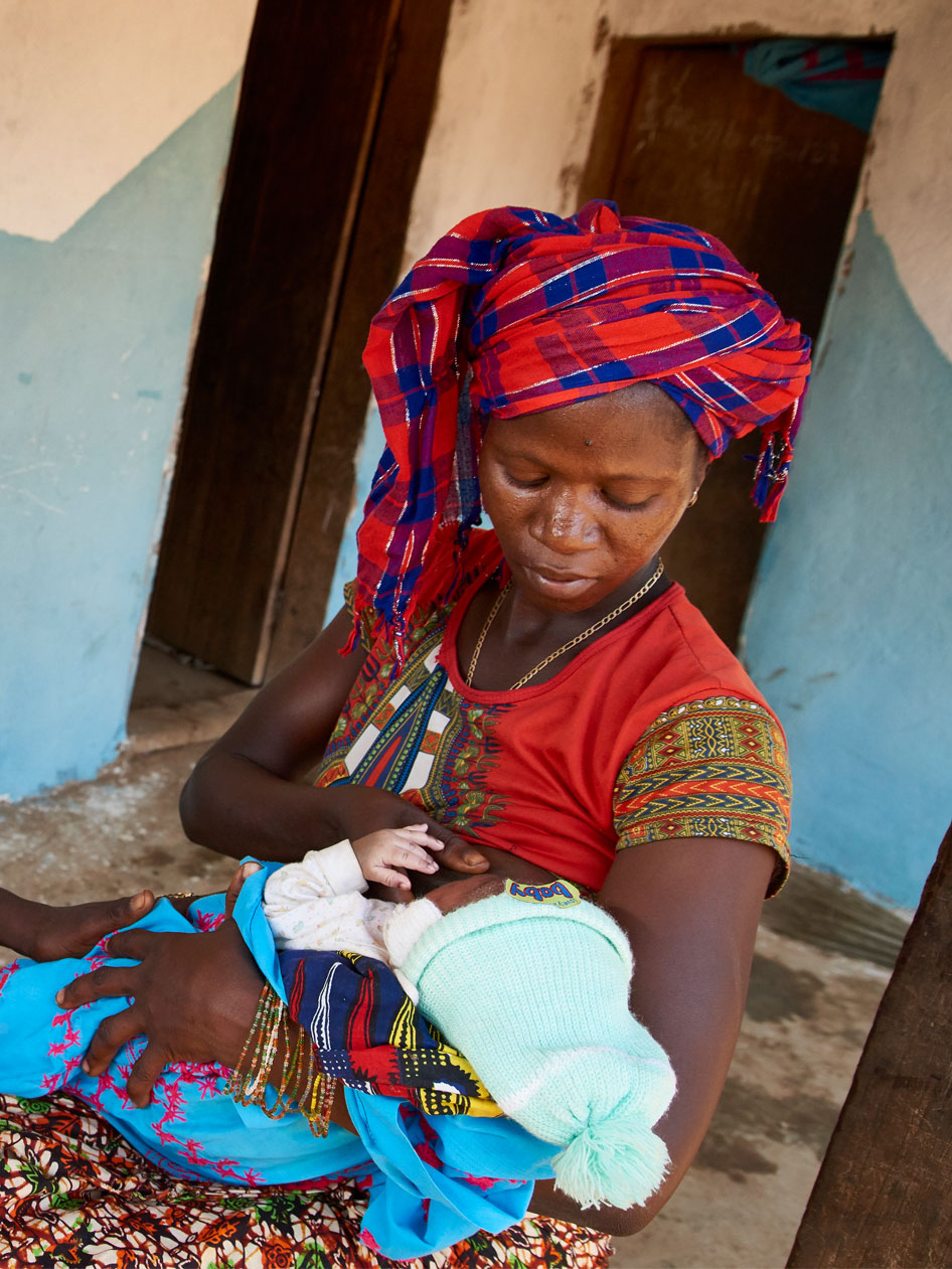 Gesundheitshelferin Nancy aus Sierra Leone zeigt einer Mutter, wie richtiges Stillen funktioniert. 