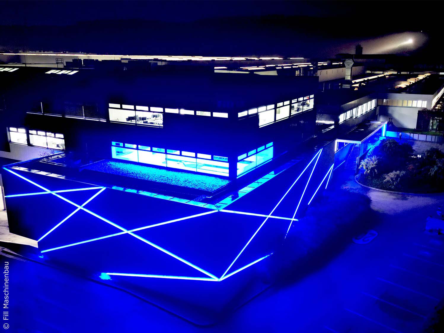 Der Future Dome von Fill Maschinenbau blau beleuchtet für UNICEF Österreich. 