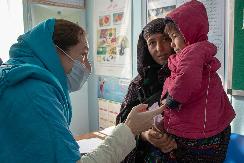 Sam Mort von UNICEF Afghanistan besucht ein mangelernährtes Kind.
