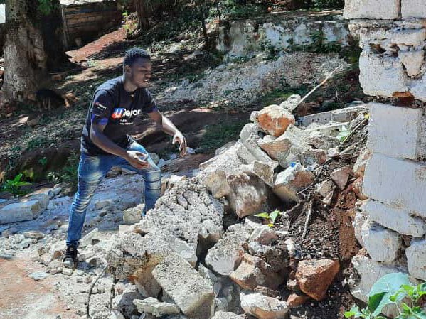Mann räumt Steine nach dem Erdbeben in Haiti weg