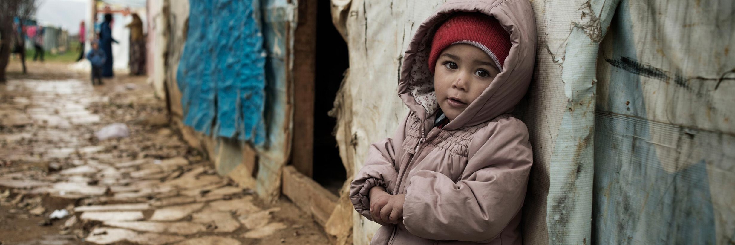 Mädchen in Winterkleidung in einem Flüchtlingslager
