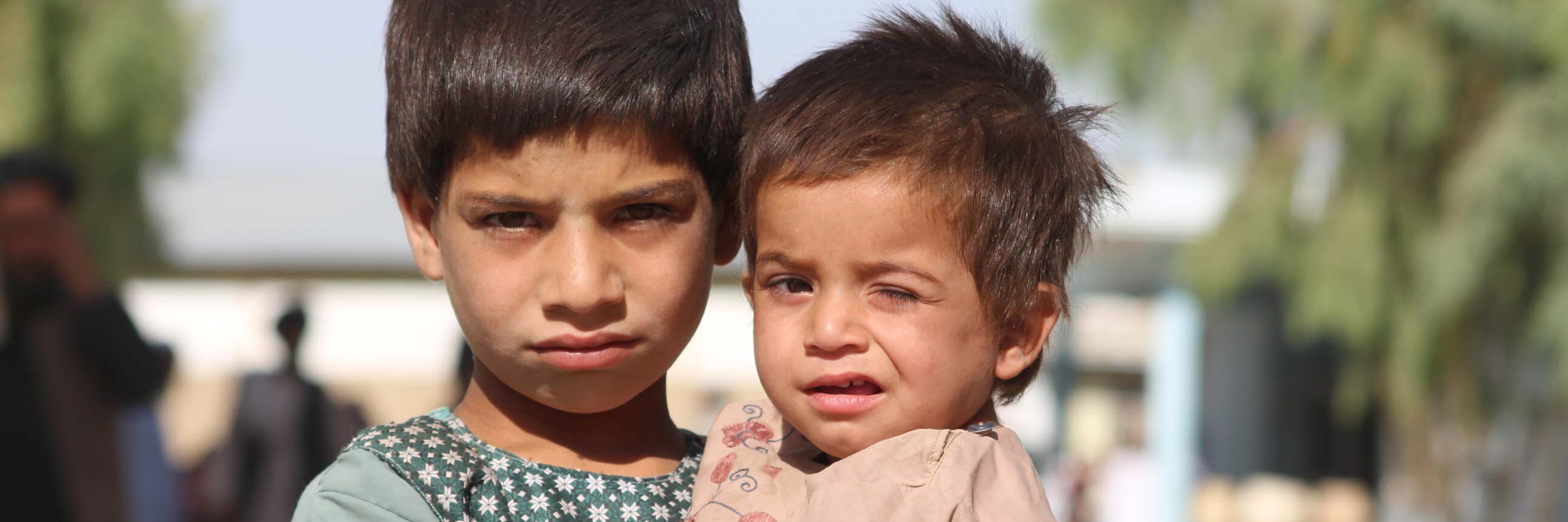 Zwei Brüder in einem afghanischen Flüchtlingslager