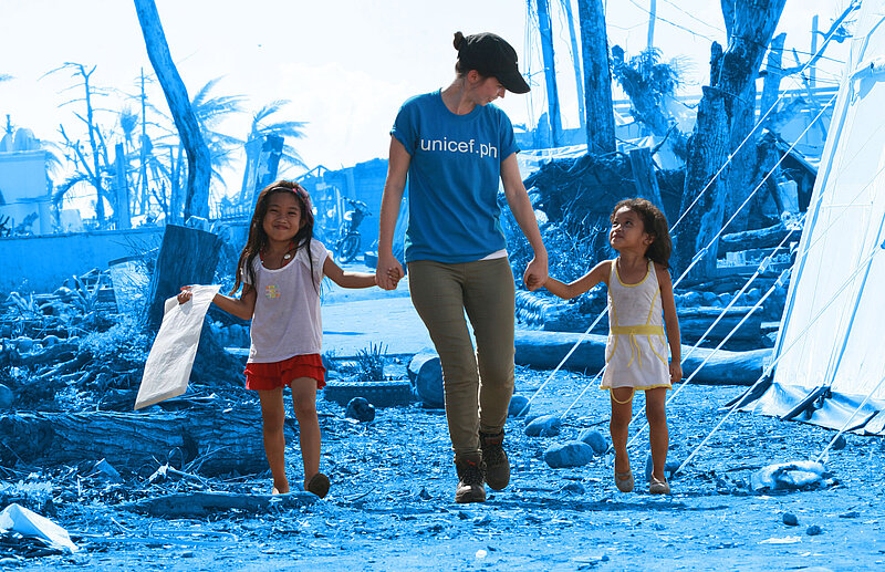 UNICEF Mitarbeiterin mit Kindern bei Nothilfeeinsatz auf den Philippinen