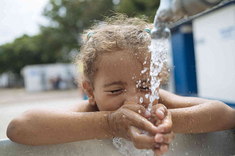 Kind trinkt sauberes Leitungswasser
