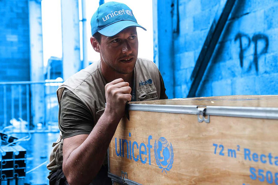 Deliver supplies. ЮНИСЕФ Кыргызстан. UNICEF Team. Офис ЮНИСЕФ. ЮНИСЕФ история создания.