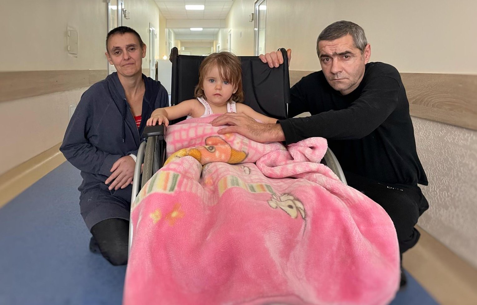 Ein Mädchen aus der Ukraine ist im Krankenhaus. 