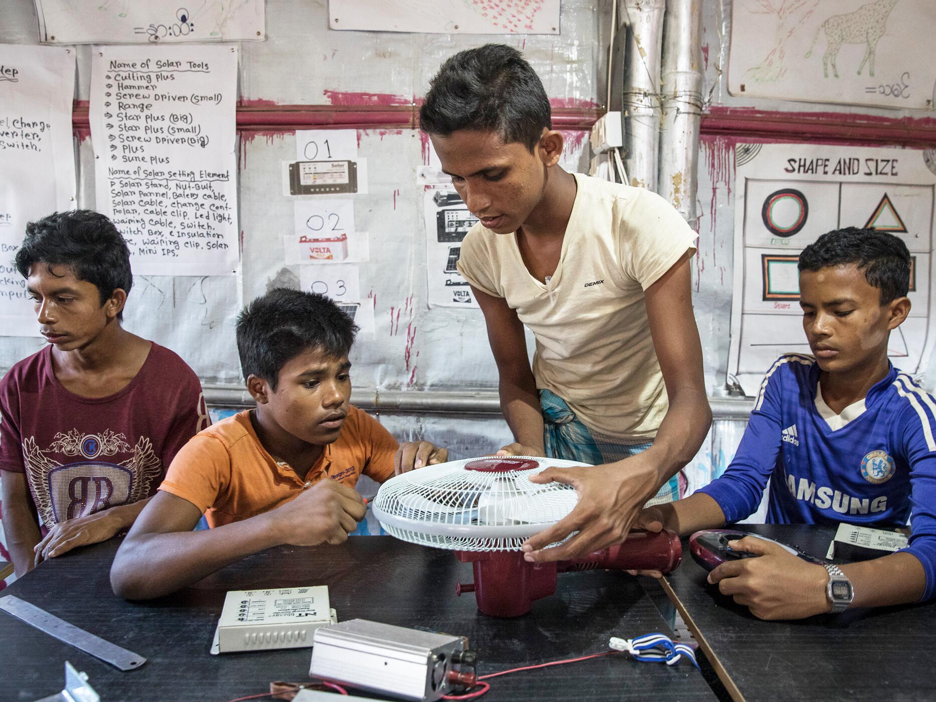 Jugendliche Rohingya lernen den Umgang mit Eletrotechnik.