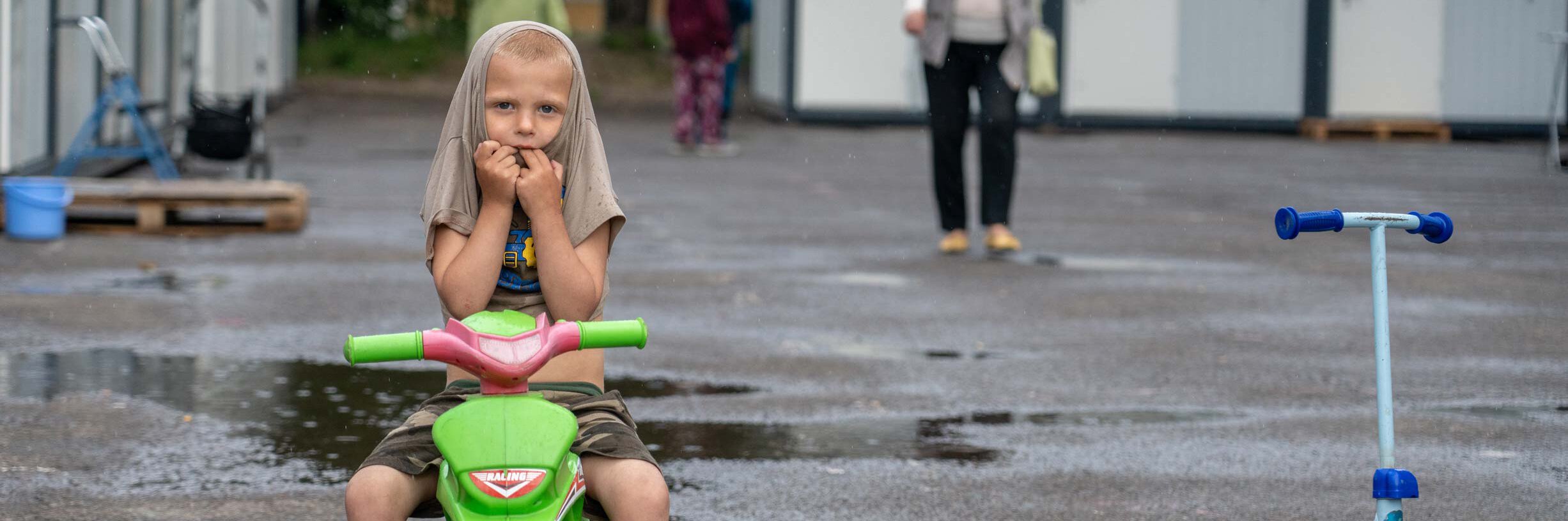 Junge auf Fahrrad in der Ukraine
