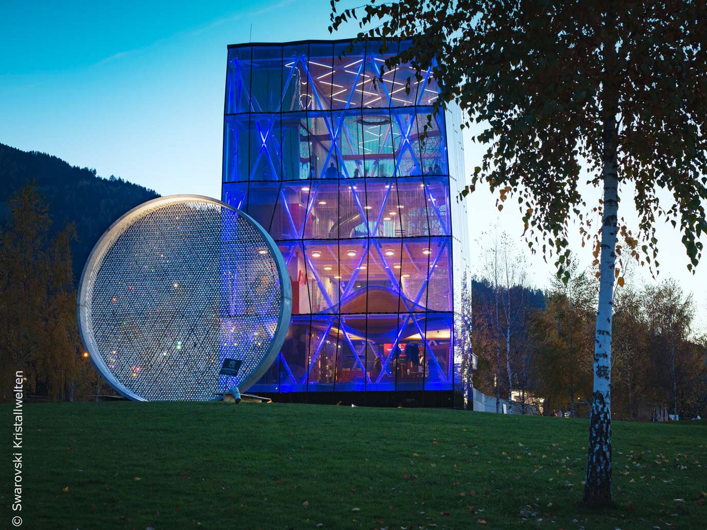 Der Spielturm der Swarovski Kristallwelten in Wattens blau beleuchtet für UNICEF Österreich.
