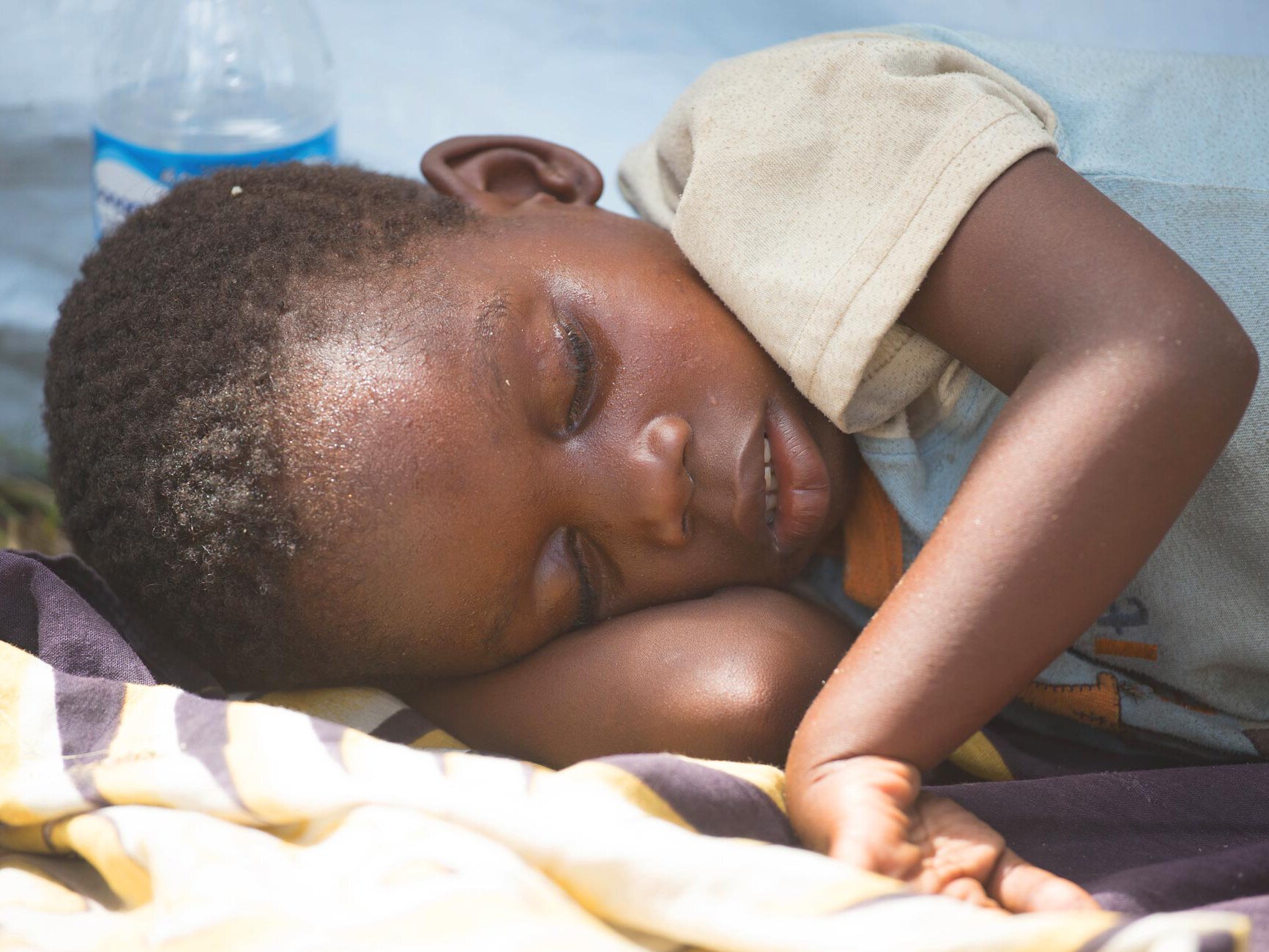 Flüchtlingskind Luisa aus Mosambik leidet an Malaria. 
