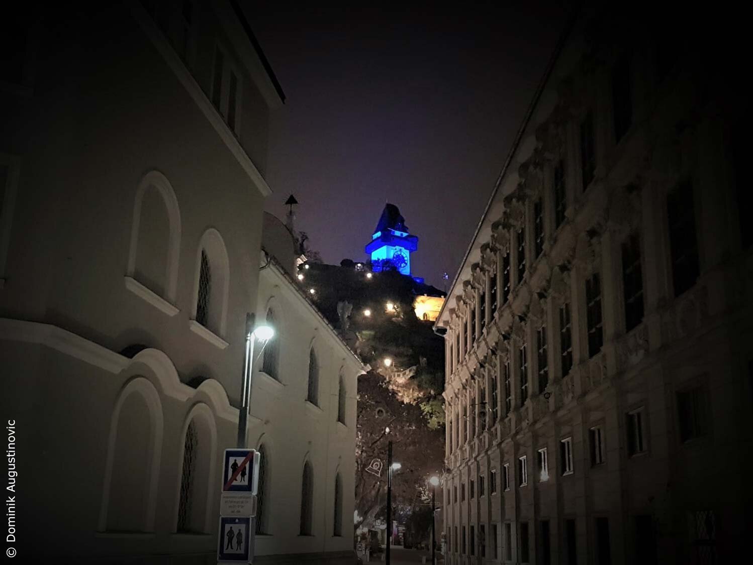 Der Grazer Uhrturm blau beleuchtet für UNICEF Österreich.