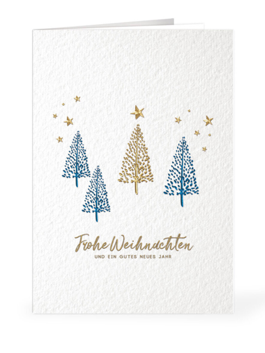Weihnachtskarte mit kleinen Christbäumen und Schriftzug auf weißem Hintergrund