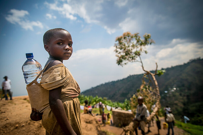 Mädchen in Burundi beim Wasser holen