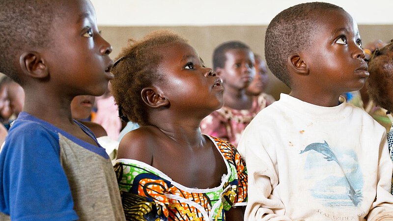 In Burkina Faso sind die Kinder im Zentrum für frühkindliche Entwicklung vom Unterricht fasziniert