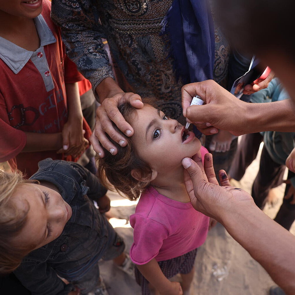 Mädchen im Gazastreifen erhält Impfung gegen Kinderlähmung