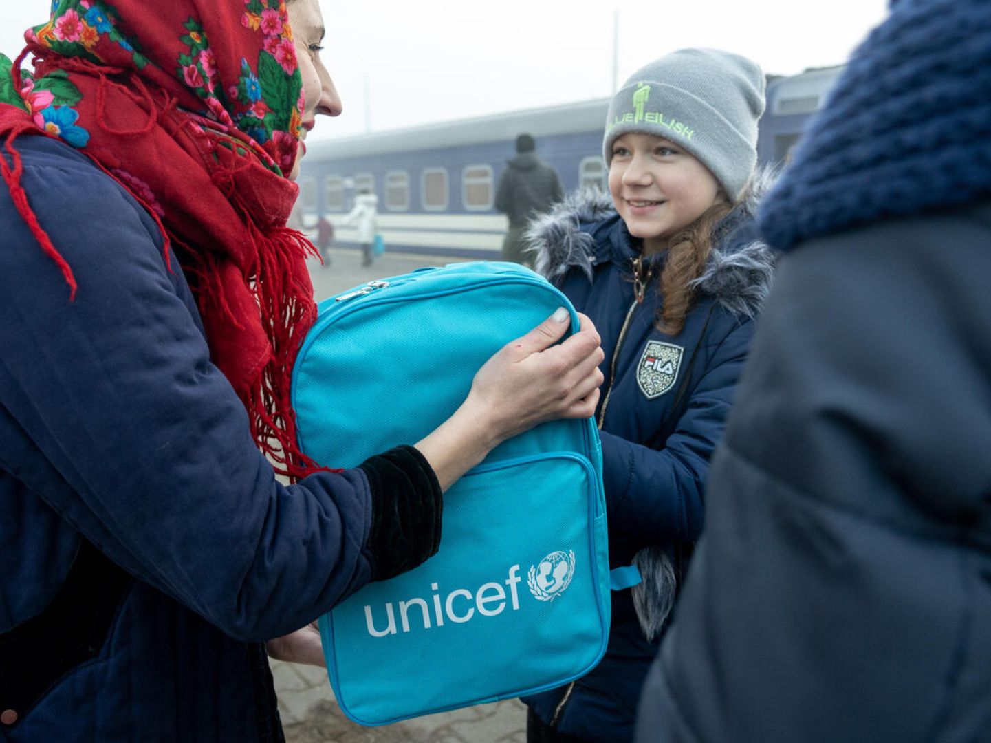 Mädchen erhält UNICEF Rucksack