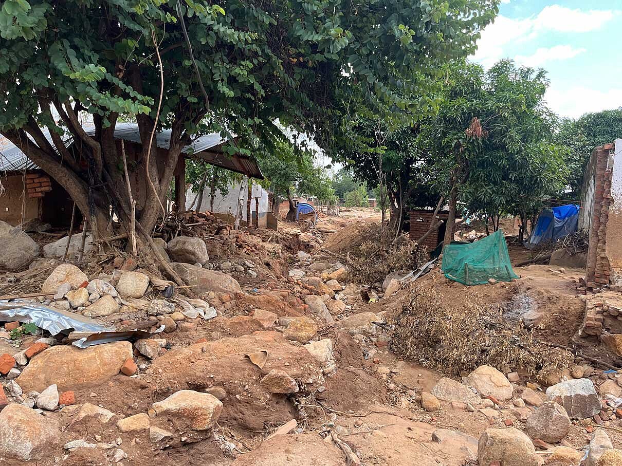 Zerstörte Häuser und verschlammte Straßen prägen das Bild im Süden Malawis.