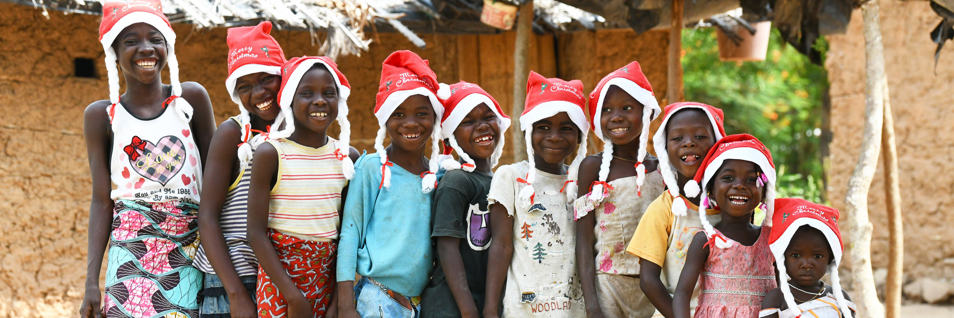 Kinder in Afrika feiern Weihnachten