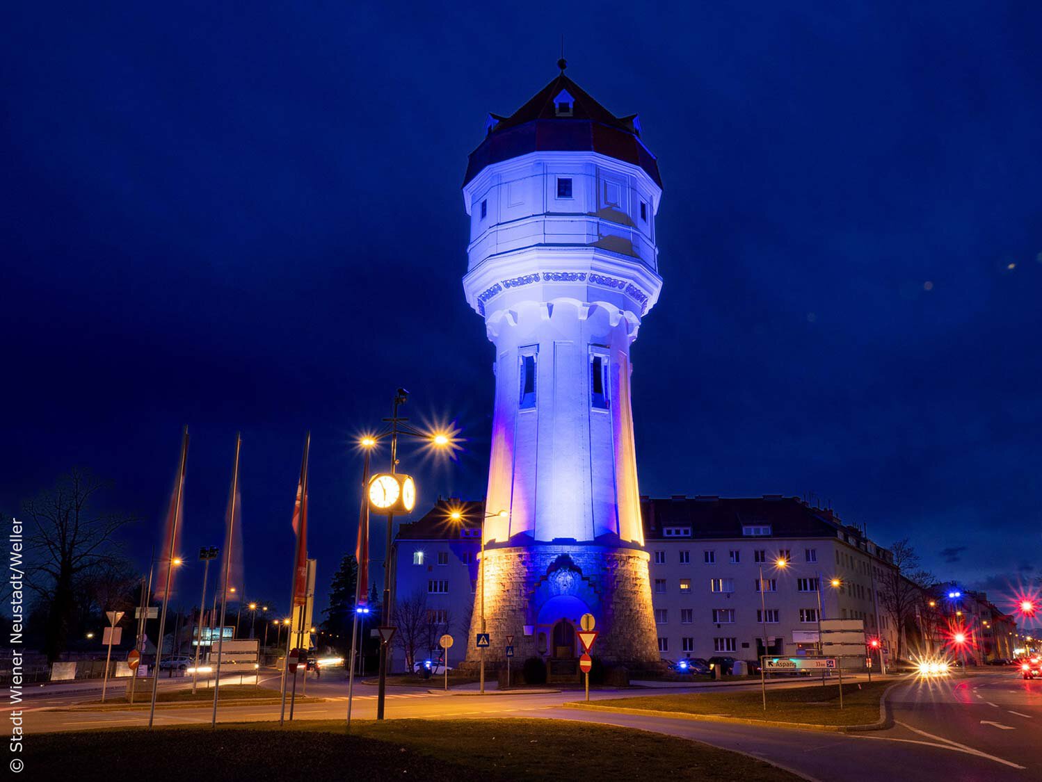 Der Wasserturm in Wiener Neustadt blau beleuchtet für UNICEF Österreich. 