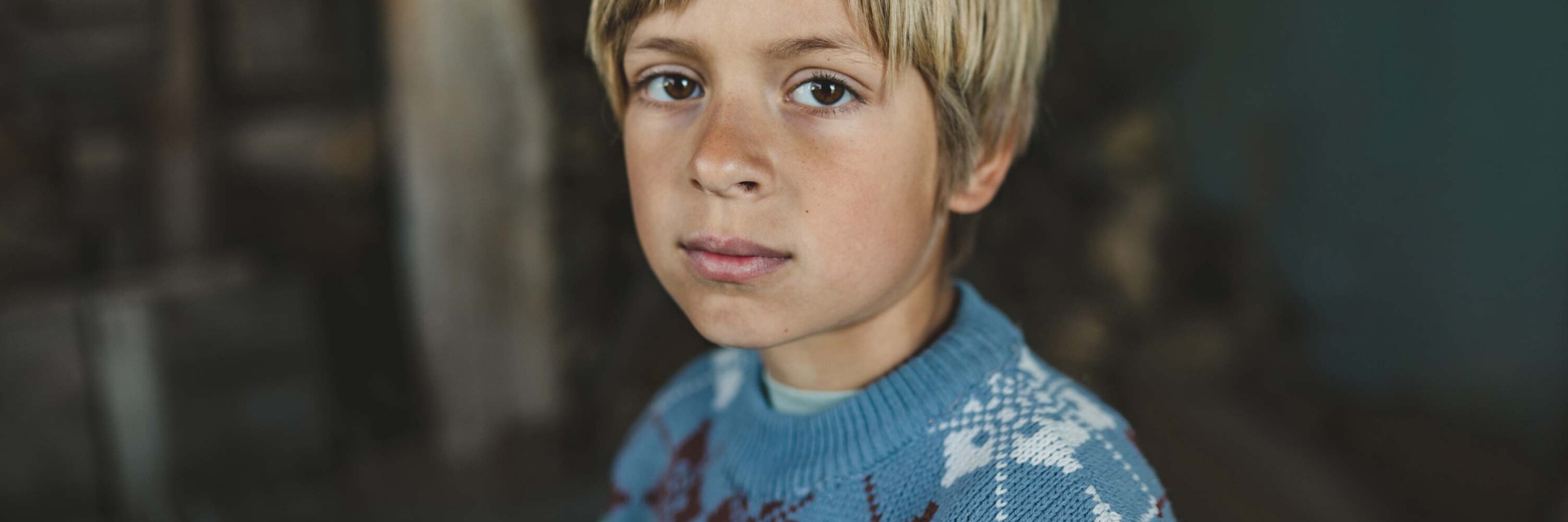 Junge in dunklem Haus in der Ukraine