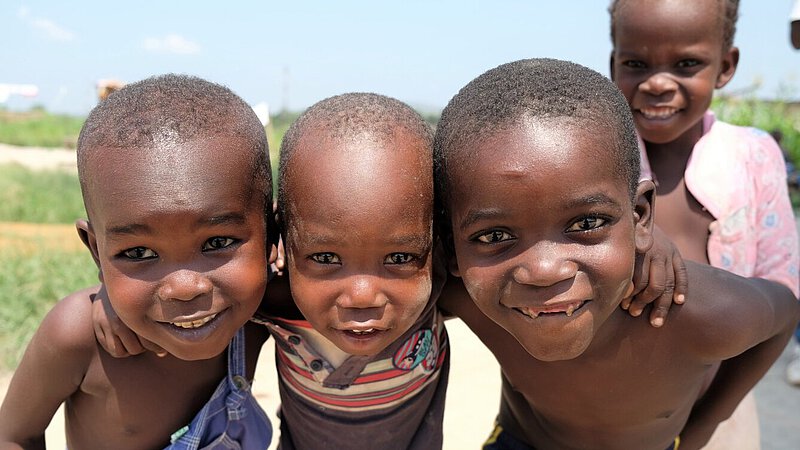 In der Zentralafrikanischen Republik erfreuen sich drei Buben ihres Lebens.