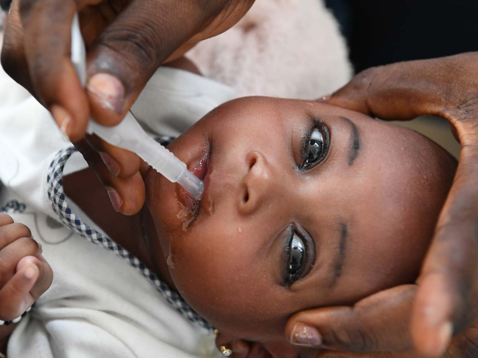 Kind bekommt Schluckimpfung