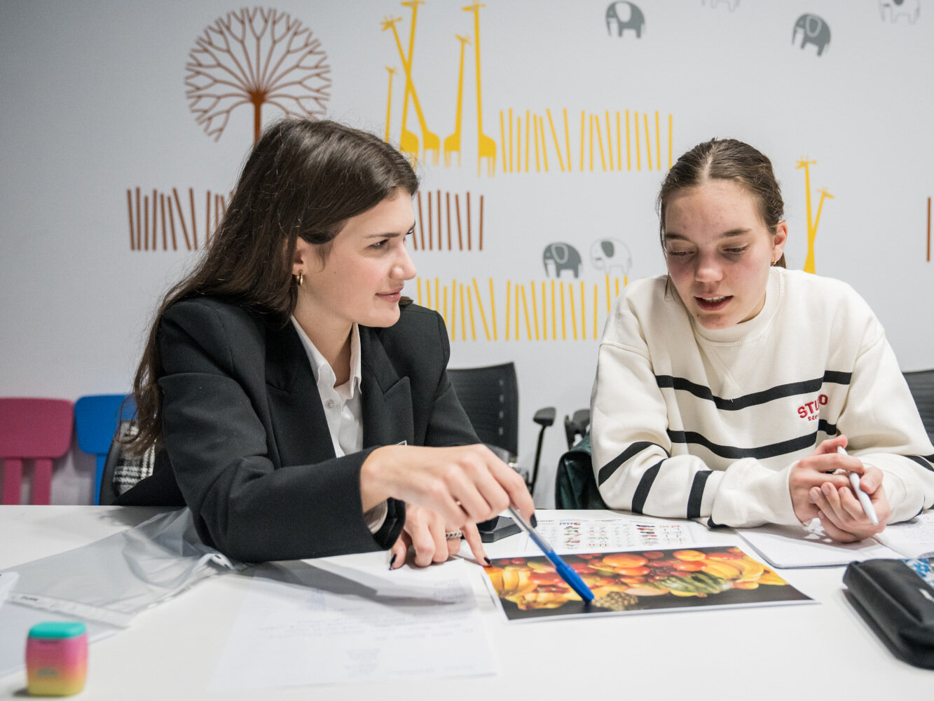 Die sechzehnjährige Viktoriia aus der Ukraine besucht Rumänischnachhilfe im Blue Dot Zentrum Brașov, Rumänien. 