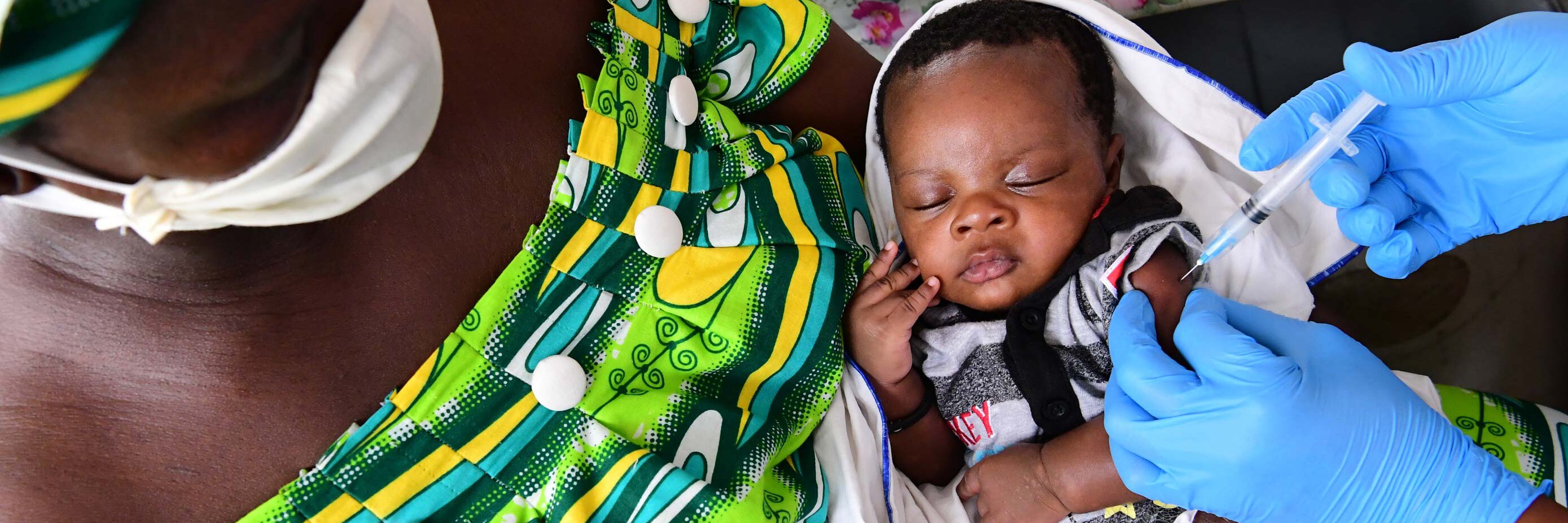 Baby an der Elfenbeinküste wird geimpft