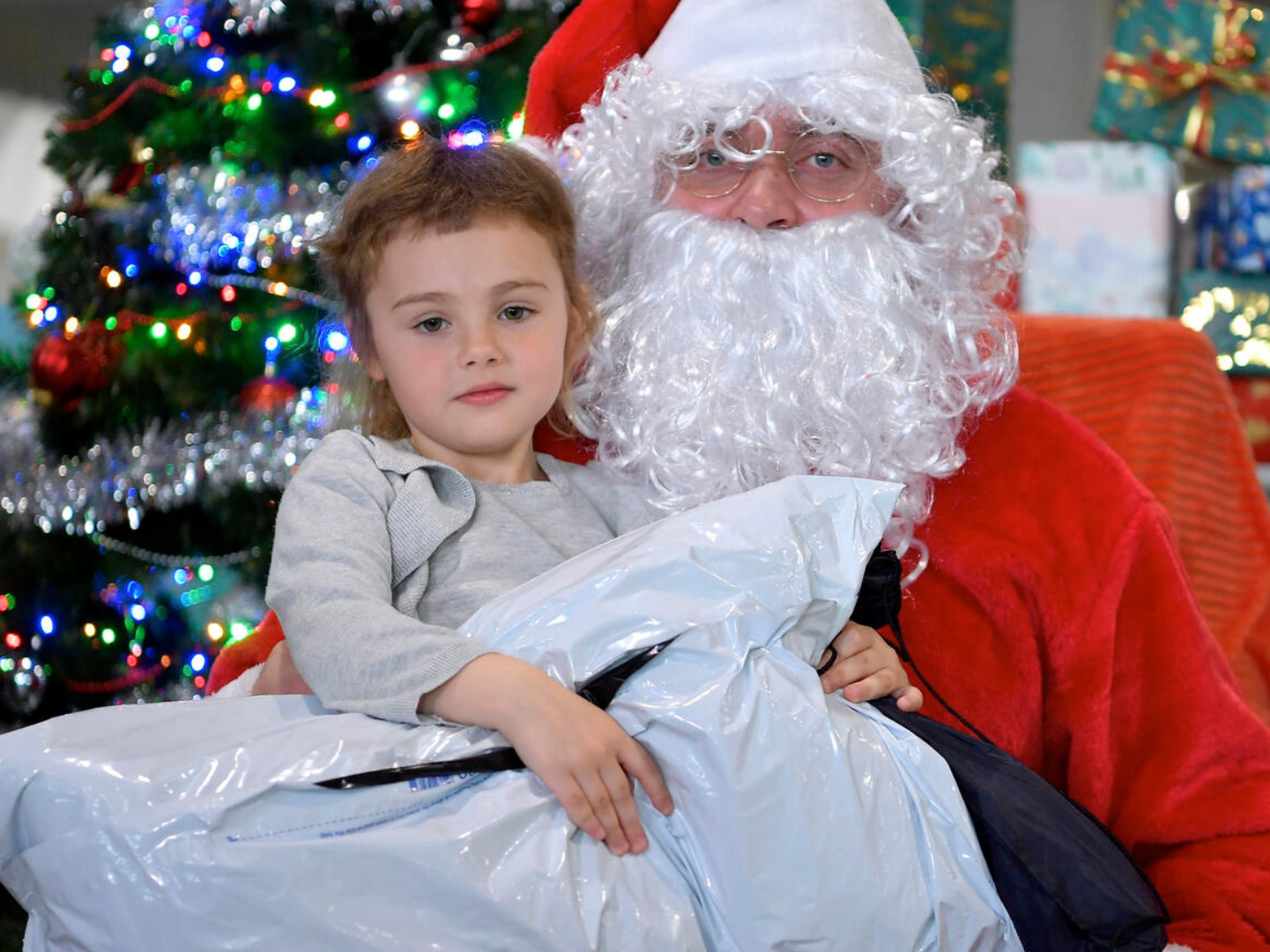 Mädchen mit Weihnachtsmann