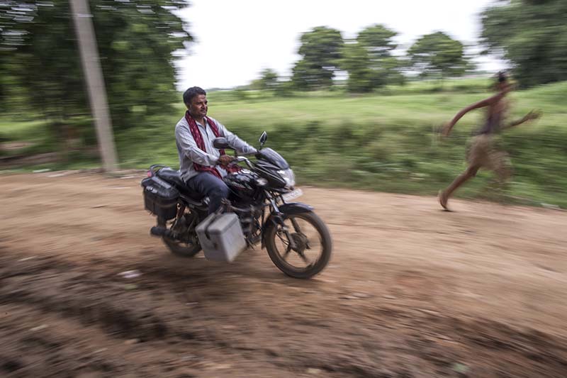 UNICEF Lieferung mit dem Motorrad
