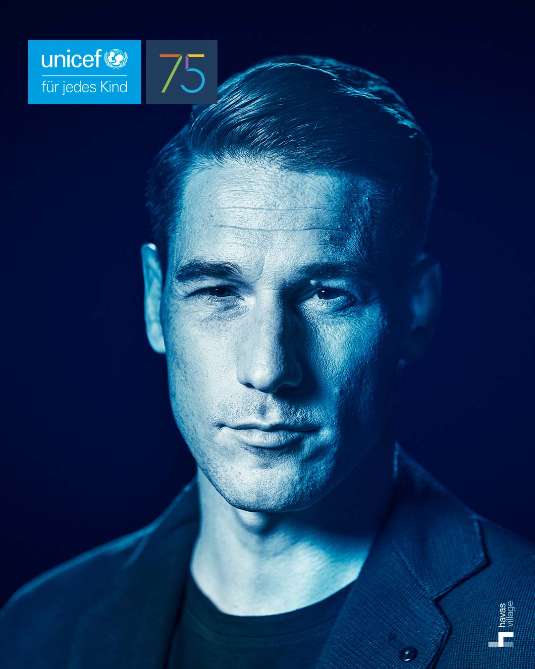Fußballspieler Helge Payer blau beleuchtet für UNICEF
