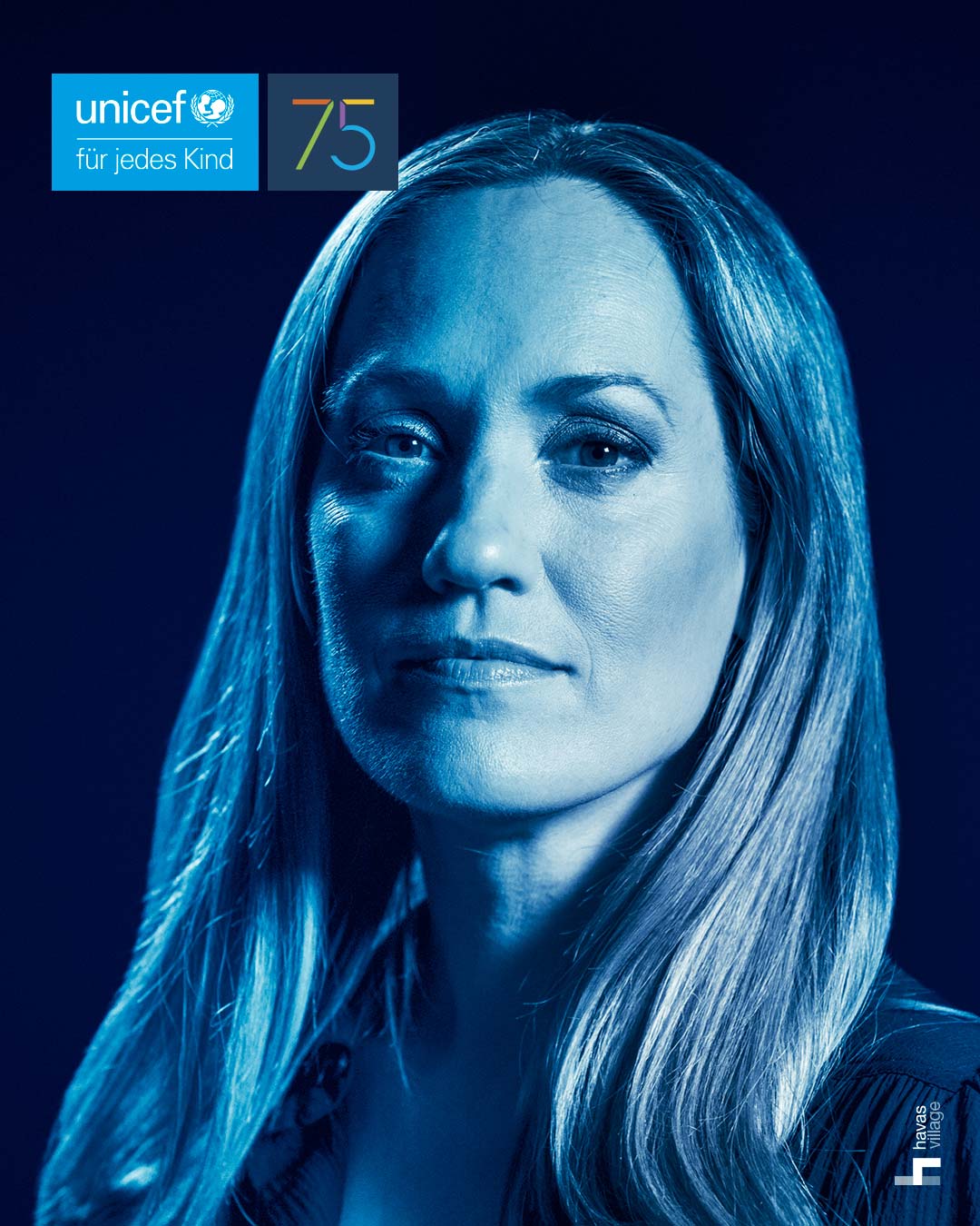 Moderatorin Bianca Schwarzjirg blau beleuchtet für UNICEF