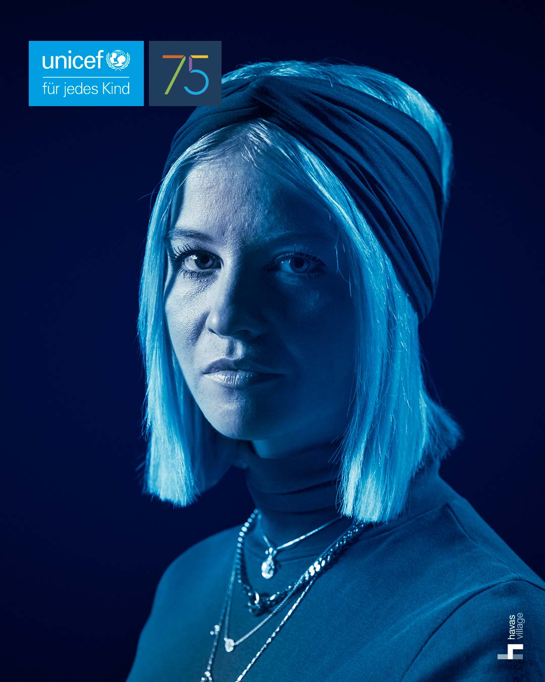 Moderatorin Fanny Stapf blau beleuchtet für UNICEF
