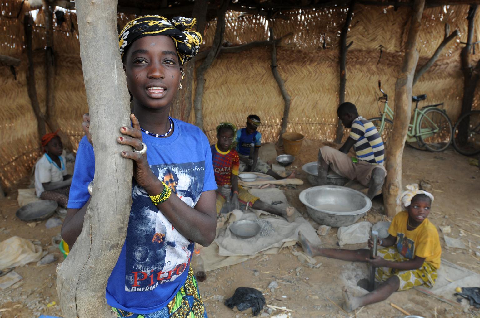 Kinder in Burkina Faso bei der harten Arbeit in einer Mine.