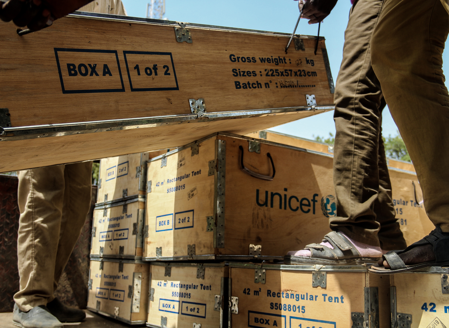Kisten mit Hilfsgütern werden in Nigeria entladen.