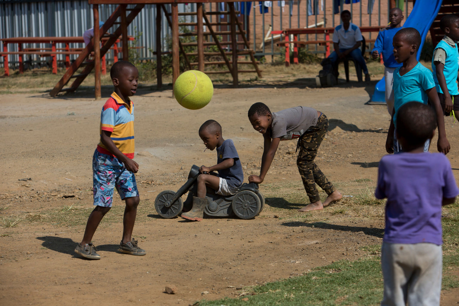 Vier Kinder spielen in einem Park, der als kinderfreundliche Zone fungiert.