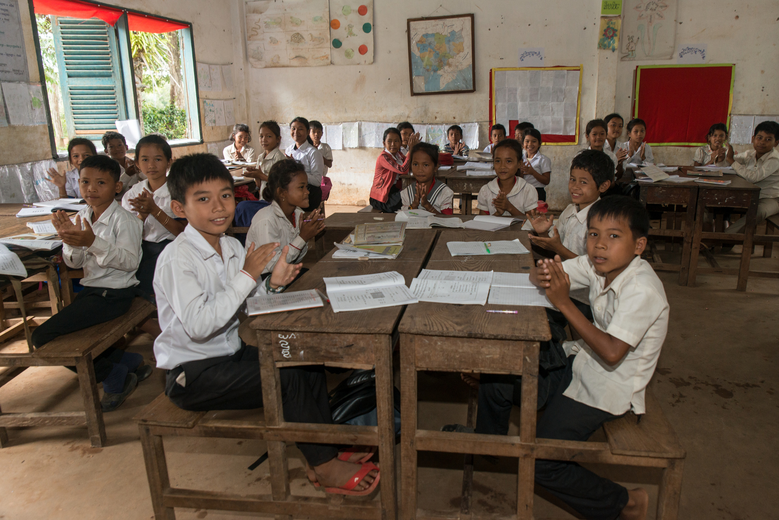 Die Kinder in der Por Preuk Schule applaudieren, als einer ihrer Kollegen eine Aufgabe löst.