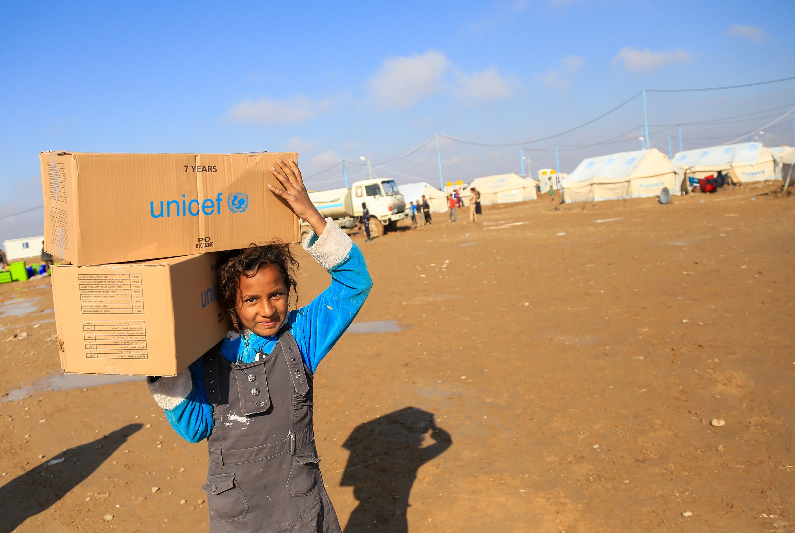 Mädchen mit UNICEF Kiste