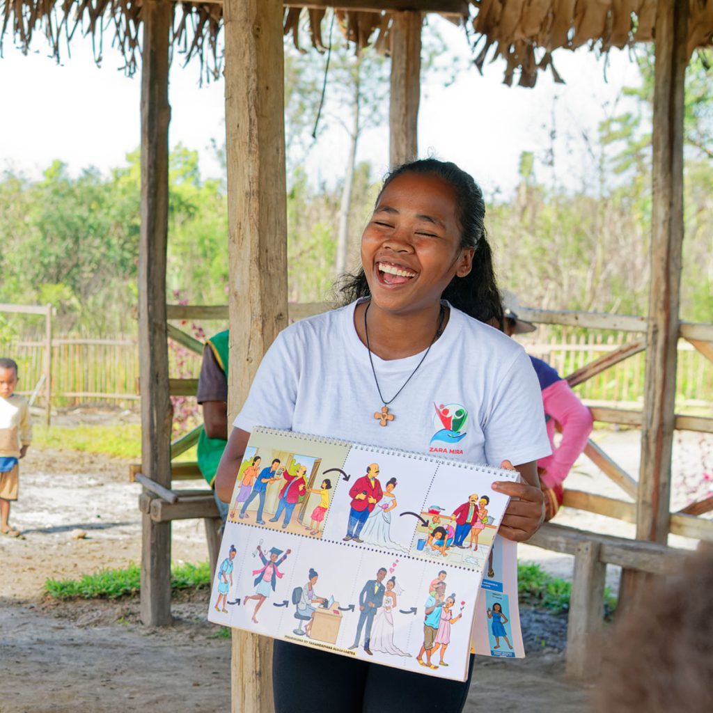 Lehrerin unterrichtet mit Materialien aus der Schule in der Kiste
