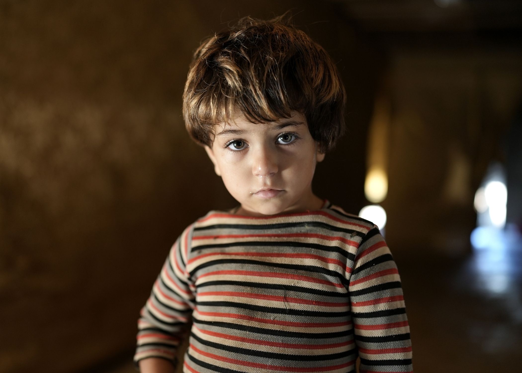 Bub schaut in die Kamera im Libanon.