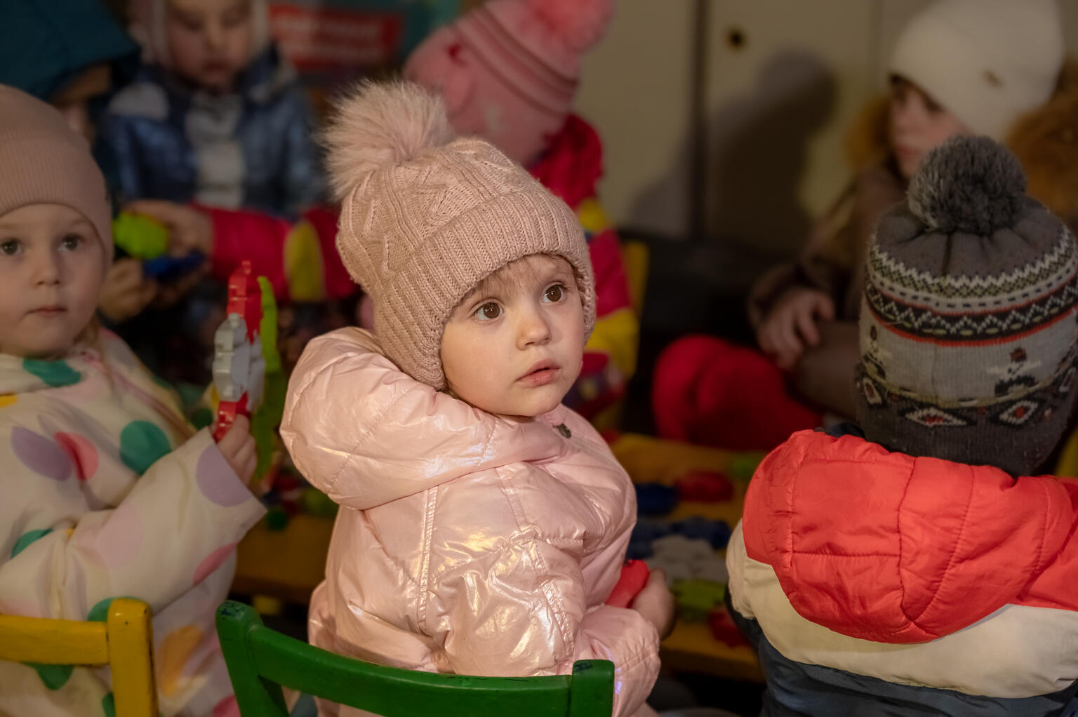 Ein Mädchen in der Ukraine sitzt in einem Bunker.