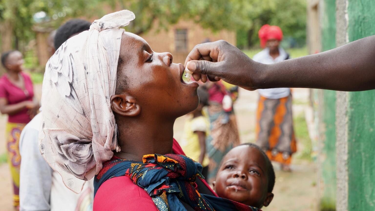 Eine Mutter im Kongo bekommt eine Cholera-Impfung.