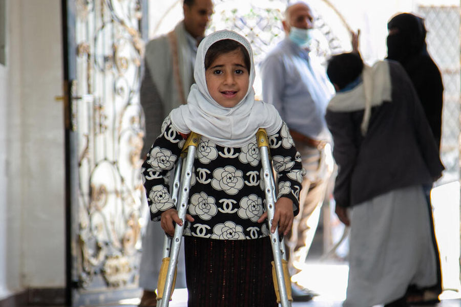Khadija hat ein Bein verloren und muss mit Krücken gehen.