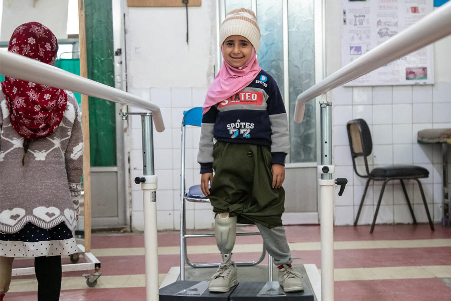 Khadija kann dank Prothese wieder laufen.