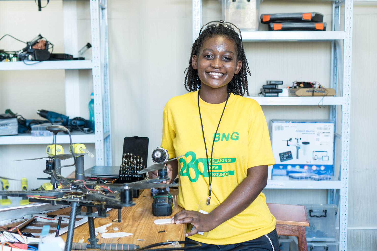 Eine junge Frau in Malawi baut ihre erste Drohne.