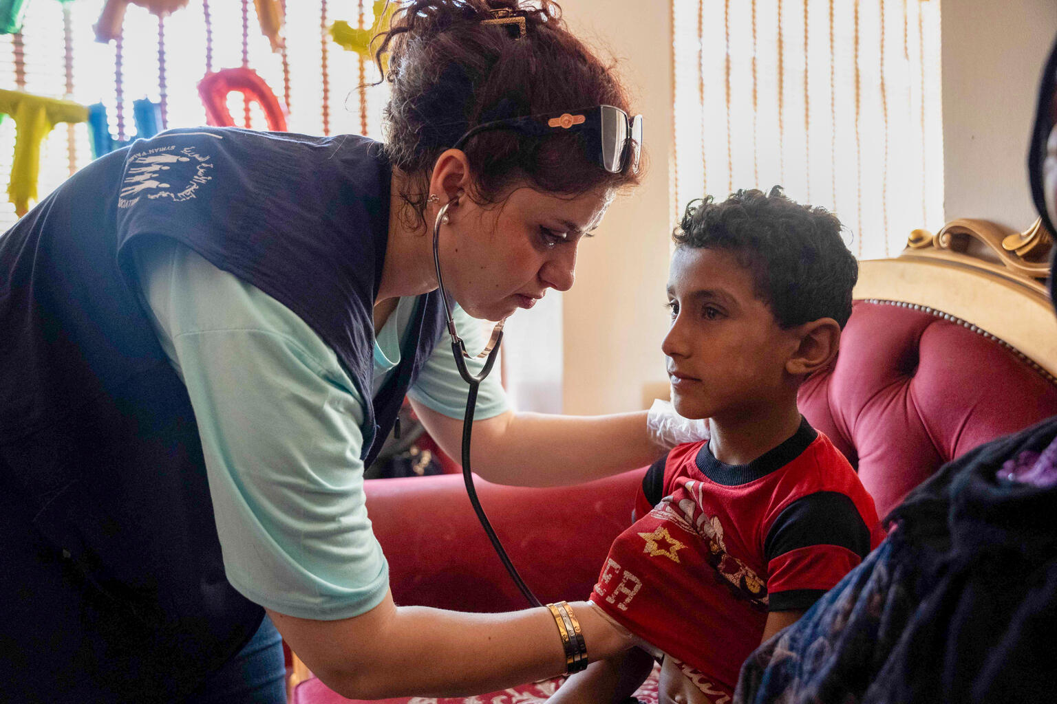 Syrien: Kinder, die aus As-Sweida flüchten mussten werden von mobilen Gesundheitsteams untersucht.