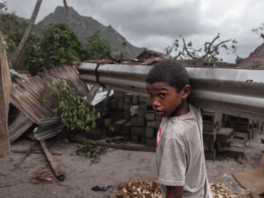 Bub in Madagaskar repariert das Dach nach der Verwüstung durch einen Tropensturm.