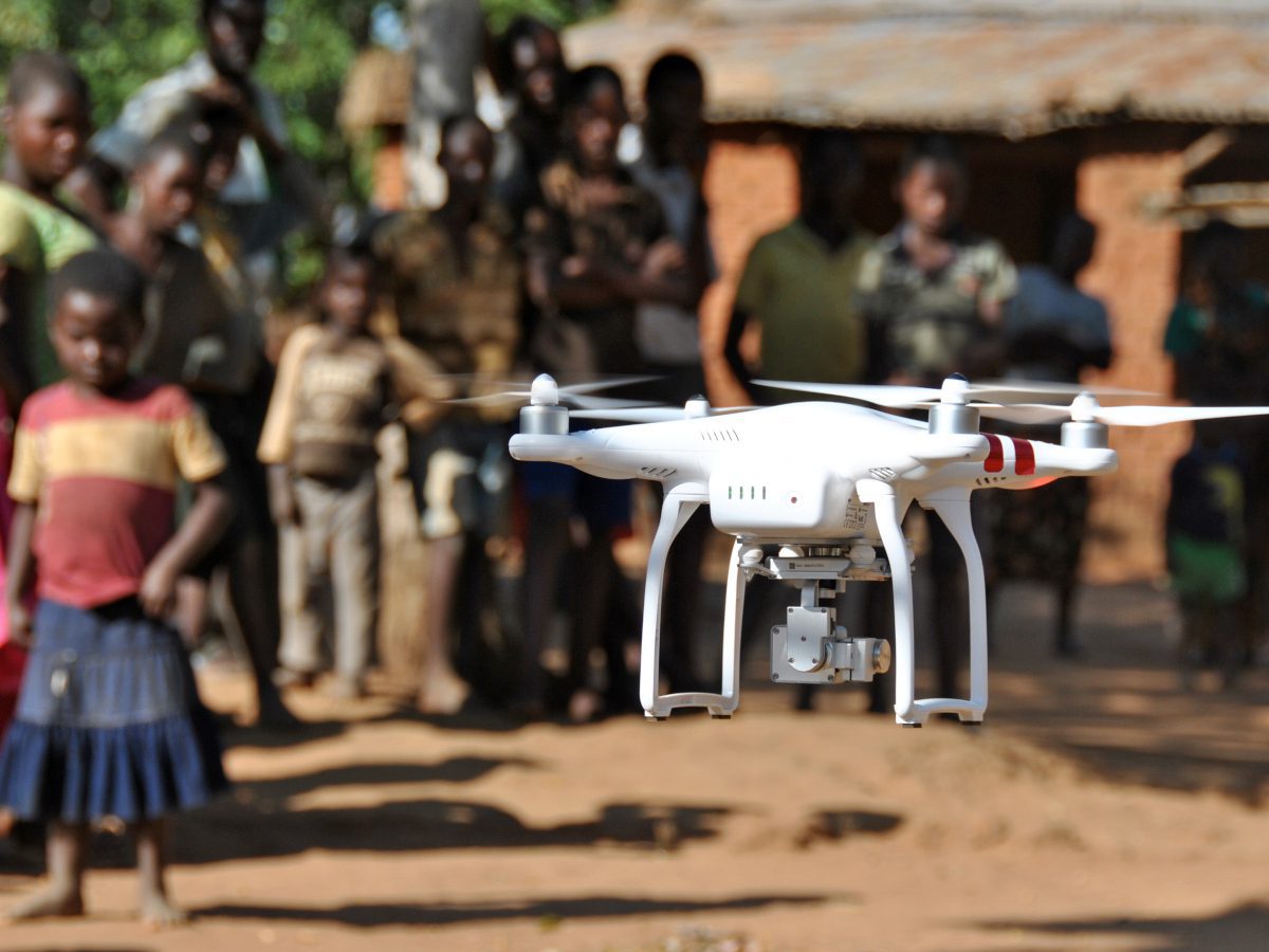 Kinder in Malawi beobachten eine Drohne.