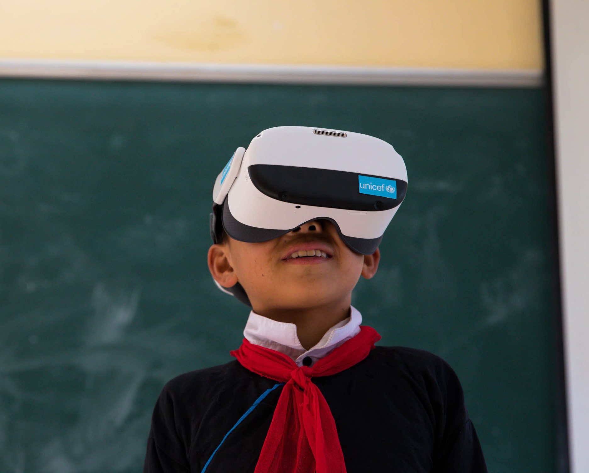 Junge mit VR-Brillen in einem Klassenzimmer in Vietnam.