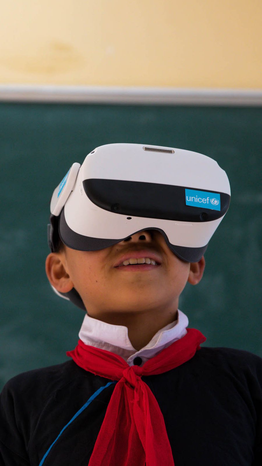 Junge mit VR-Brillen in einem Klassenzimmer in Vietnam.